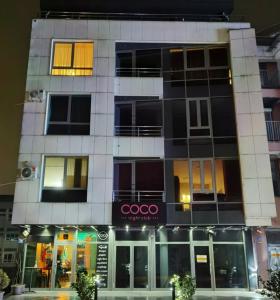 un edificio con un letrero de cacoco en el frente en TM Apartment Prijedor, en Prijedor