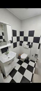 baño con suelo a cuadros en blanco y negro en TM Apartment Prijedor, en Prijedor