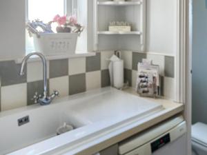 un comptoir de cuisine avec un évier et une fenêtre dans l'établissement Lavender Cottage, à Frinton-on-Sea