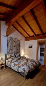 Ένα ή περισσότερα κρεβάτια σε δωμάτιο στο Chalet Arpitan 2 - view, sauna, wifi Grand massif