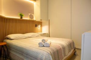 ein Schlafzimmer mit einem Bett mit zwei Handtüchern darauf in der Unterkunft Book Santos - Estanconfor 1407 - Vista Mar lateral in Santos + 37 Fotos