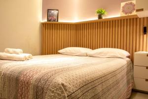 ein Schlafzimmer mit einem großen Bett und weißen Kissen in der Unterkunft Book Santos - Estanconfor 1407 - Vista Mar lateral in Santos