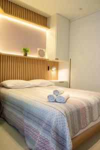 ein Schlafzimmer mit einem Bett mit zwei Handtüchern darauf in der Unterkunft Book Santos - Estanconfor 1407 - Vista Mar lateral in Santos