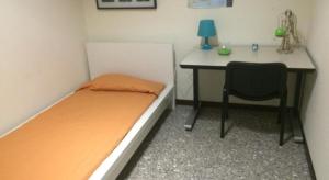 ナポリにあるO サラチノ B＆​​Bのベッドルーム1室(ベッド1台、デスク、椅子付)