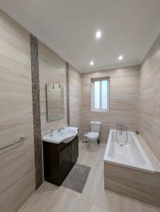 Koupelna v ubytování Modern Apartment 3BR - Short Walk to Sea & Shops