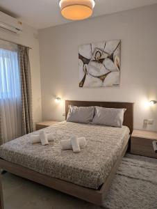 Postel nebo postele na pokoji v ubytování Modern Apartment 3BR - Short Walk to Sea & Shops