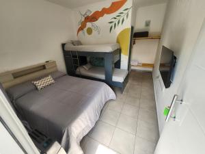 Un dormitorio pequeño con una cama y un escritorio. en Maktub Alta Gracia, Complejo para Turistas, en Alta Gracia 26 fotos más