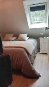 Una cama grande en un dormitorio con ventana. en BOCENNO Catherine, en Ambon