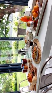 una mesa con comida y bebidas en un tren en BOCENNO Catherine, en Ambon