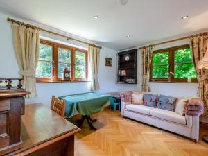 un salon avec un canapé et une table dans l'établissement Riversdale Cottage, à Neatishead