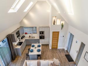 une cuisine et un salon dans un loft avec une table dans l'établissement Ferndale Bungalow, à Hambleton
