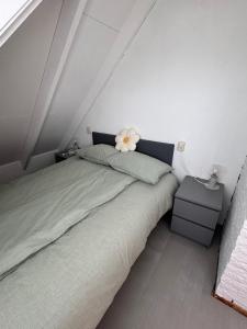 een slaapkamer met een bed met een bloem erop bij Villa Dune I in Ouddorp