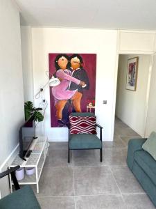 een woonkamer met een schilderij aan de muur bij Villa Dune I in Ouddorp