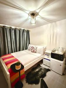 内罗毕The Hideout-Studio Apartment in Westlands的一间小卧室,配有一张床和天花板