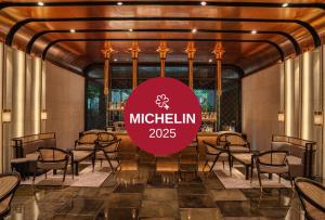 un restaurante con un letrero de mitzlin en el centro en The RuMa Hotel and Residences, en Kuala Lumpur