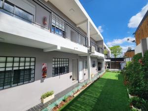 una vista exterior de una casa con patio en Maktub Alta Gracia, Complejo para Turistas, en Alta Gracia