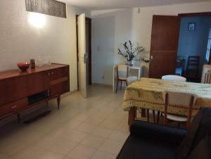 een woonkamer met een tafel en een eetkamer bij L' amandier in Teyran