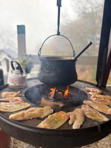 Gril dostupný pro hosty v kempu