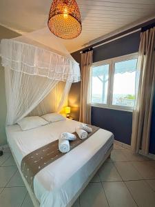 Un dormitorio con una cama con dos toallas encima. en Villa Migaline, stunning bay views, en Le Marin 39 fotos más