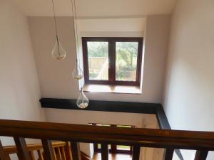 een eetkamer met een tafel en een raam bij Southview in Porchfield +15 foto's