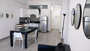 een keuken en eetkamer met een tafel en stoelen bij Punta Cana Beach Pool Bavaro 1 in Punta Cana +38 foto's