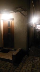 ein dunkles Zimmer mit einer Tür und einer Lampe in der Unterkunft Casa cu gradina in Văleni + 3 Fotos