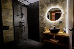 フンドゥ・モルドベイにあるChalet Sonnenhangの洗面台とシャワー付きのバスルーム