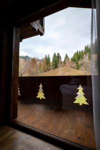 フンドゥ・モルドベイにあるChalet Sonnenhangの窓のあるポーチに置かれた2本のクリスマスツリー