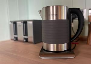 Příslušenství pro přípravu čaje a kávy v ubytování Stratford Bespoke Shepherd Hut