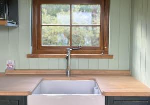 Fotografie z fotogalerie ubytování Stratford Bespoke Shepherd Hut v destinaci Snitterfield