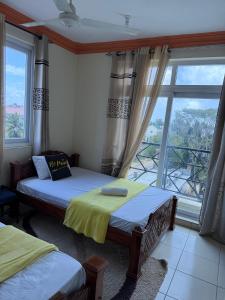 Postel nebo postele na pokoji v ubytování Mtwapa Luxurious Apartments with Pool View 103