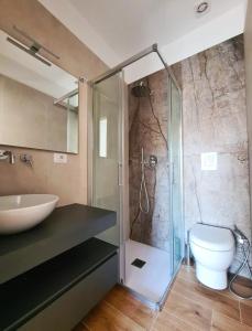 une salle de bains avec douche, toilettes et lavabo dans l'établissement La Casa di Nonna, à Conversano