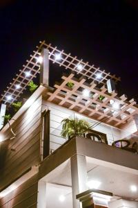 TezpurSaya's Abode - Railview Suites的夜晚屋顶上灯火通明的房子