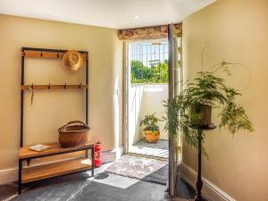 een hal met een deur en een potplant bij Hollyhock in Tavistock