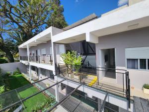 una vista de una casa con balcón en Maktub Alta Gracia, Complejo para Turistas, en Alta Gracia