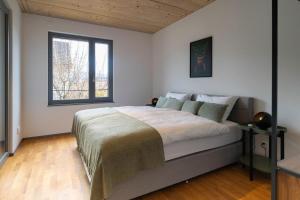 Un pat sau paturi într-o cameră la The Address near Zurich- stylish and comfortable