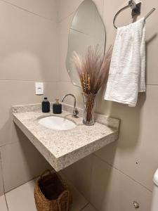 un bagno con lavandino e specchio di FLAT Beira Mar Tamandare a Tamandaré Altre 7 foto