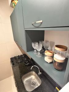 un piano di lavoro della cucina con un lavello e bicchieri di FLAT Beira Mar Tamandare a Tamandaré