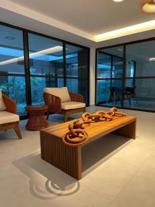 una panca di legno con un serpente sopra in una stanza di FLAT Beira Mar Tamandare a Tamandaré