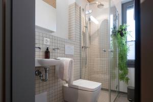 O baie la The Address near Zurich- stylish and comfortable +47 fotografii