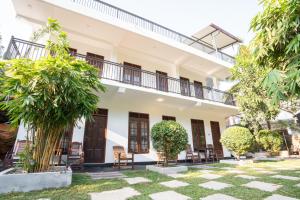 a view of the front of the house at Medawatta Villa in Mirissa