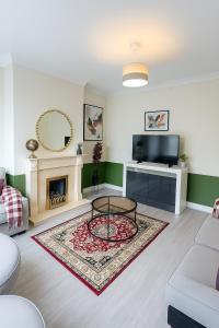 ein Wohnzimmer mit einem Couchtisch und einem Kamin in der Unterkunft Great for Contractors and Families 3BedHouse with FreeParking in Warrington + 5 Fotos