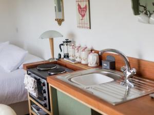 ウートン・ブリッジにあるRosemaryのシンクとカウンタートップのあるキッチン +7枚の写真
