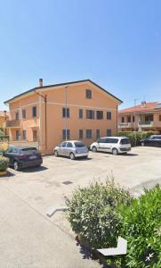 two cars parked in a parking lot in front of a building at Spello Vacanze Dante's House piano terra in Spello
