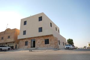 een gebouw dat aan de kant van een straat staat bij رايز العارض للشقق المخدومة in Riyad