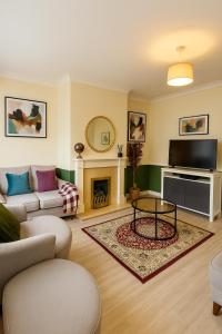 ein Wohnzimmer mit Sofa und Tisch in der Unterkunft Great for Contractors and Families 3BedHouse with FreeParking in Warrington