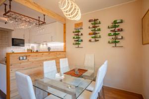 TV a/nebo společenská místnost v ubytování UNIQUE 57m2 Terraza BBQ vista mágica1-0