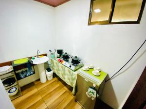 Η κουζίνα ή μικρή κουζίνα στο Nomads Family Rooms, Fortuna Town