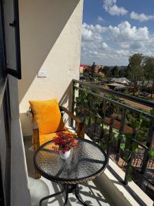 einen Balkon mit einem Tisch und einem Stuhl auf dem Balkon in der Unterkunft Solara Loft in Nairobi