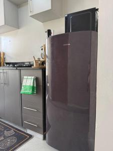 eine Küche mit Kühlschrank und Herd in der Unterkunft Solara Loft in Nairobi